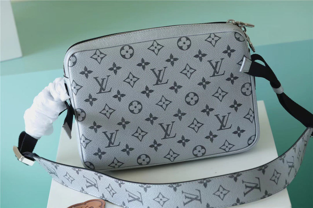 Top Quality Outdoor Messenger Bag Monogram/Taiga Gunmetal Grey For Men, Bags, Shoulder And Crossbody Bags 10.2in/26cm Top Quality M30830