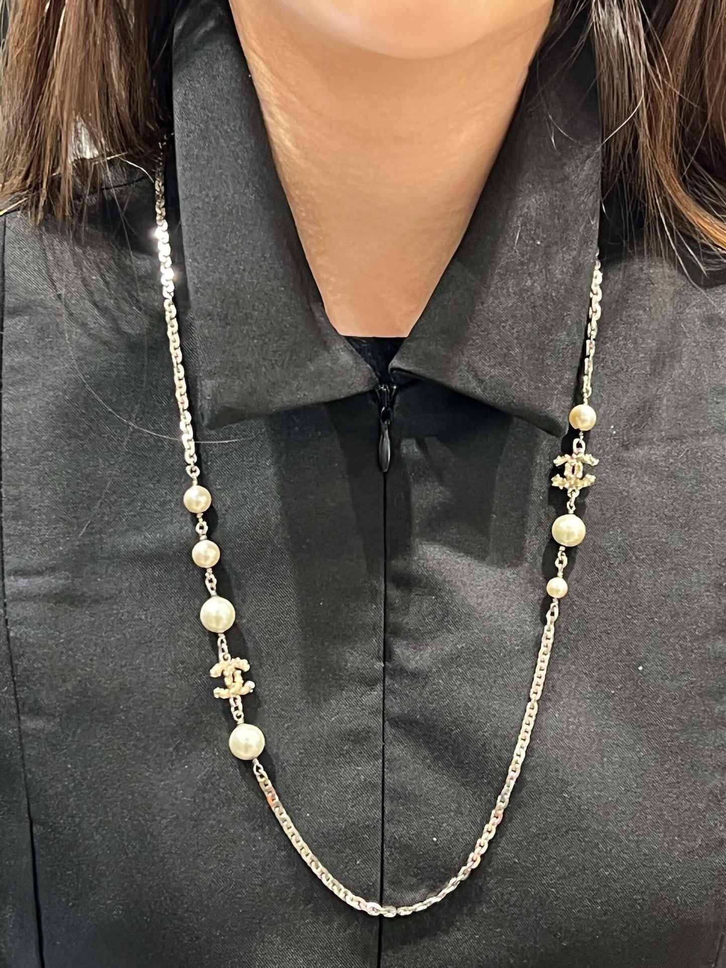 Chanel - sautoir argenté et perles