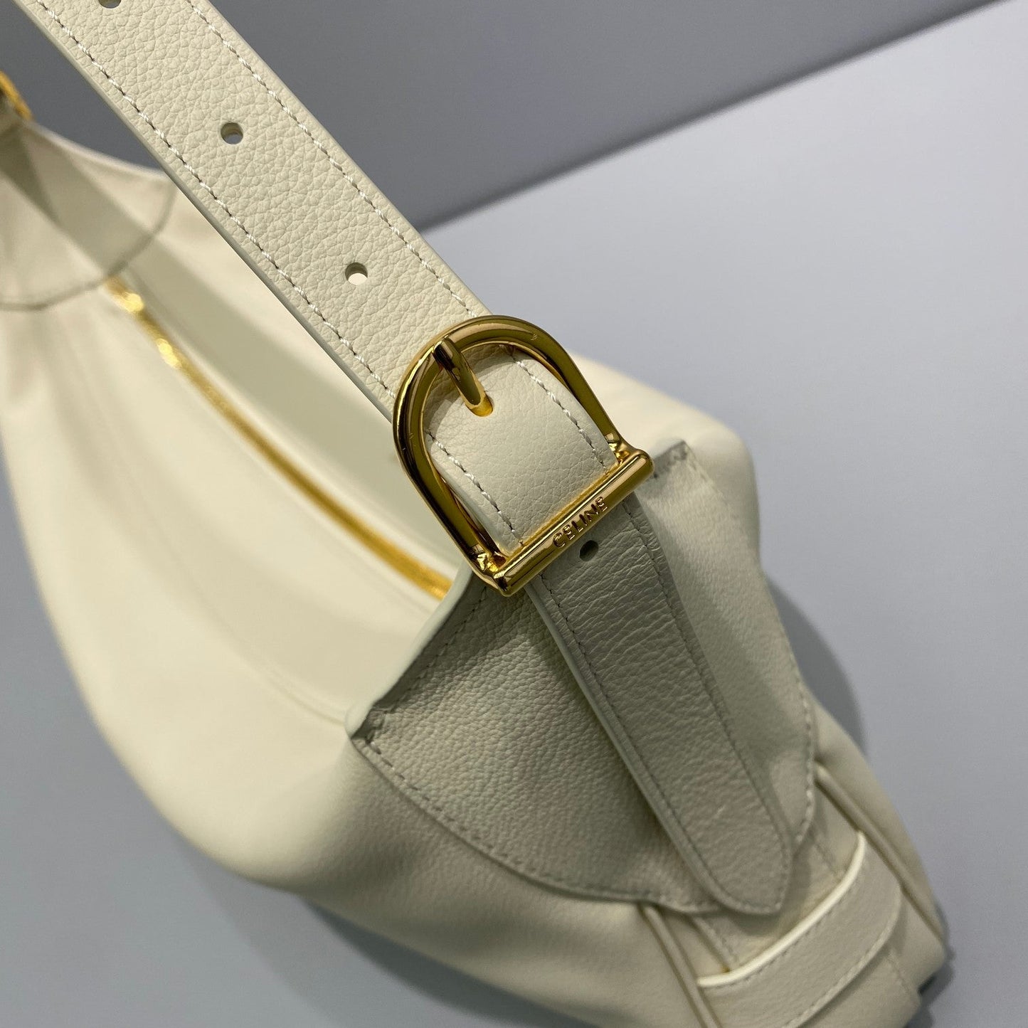 Top Quality Medium Romy In Supple White For Women 13in/34cm 197443DPJ.01RC