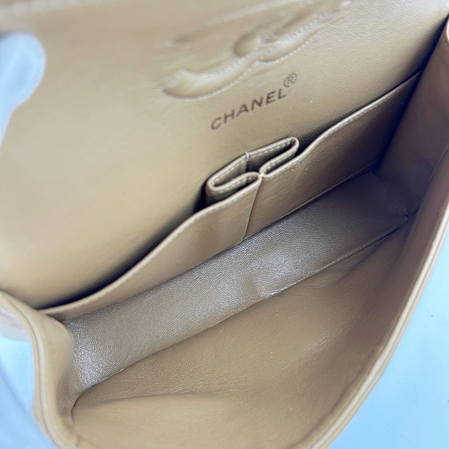 Borsa a spalla in pelle di agnello beige Chanel LA27539