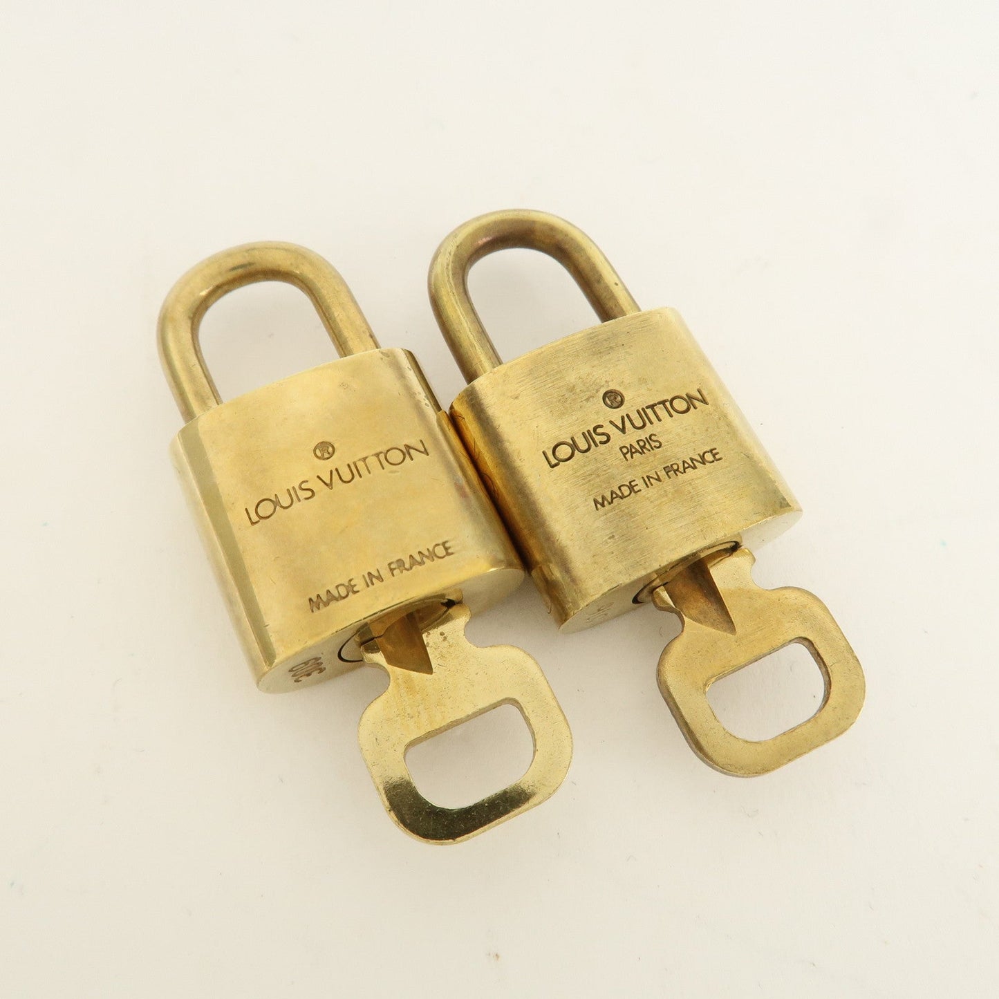 Louis Vuitton Set of 10 Lock & Key Cadena Key Lock Metal Gold d