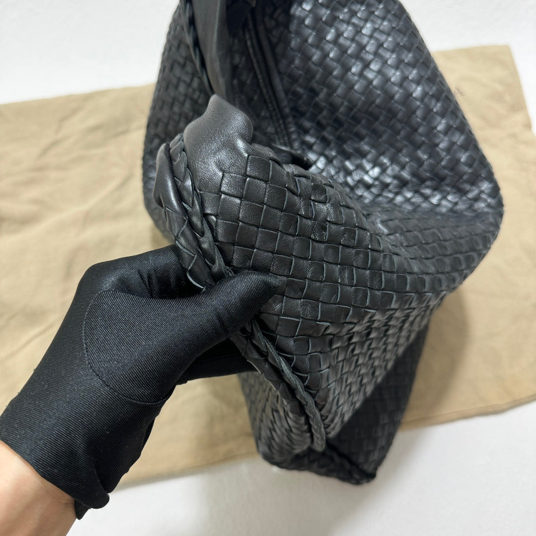 Bottega Veneta Veneta Hobo Large Black 50-53cm Lambskin Leather