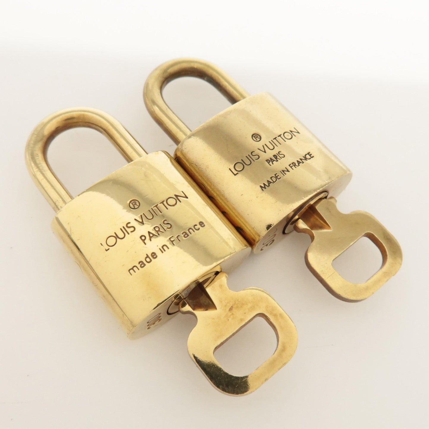 Louis Vuitton Set of 10 Lock & Key Cadena Key Lock Metal Gold d
