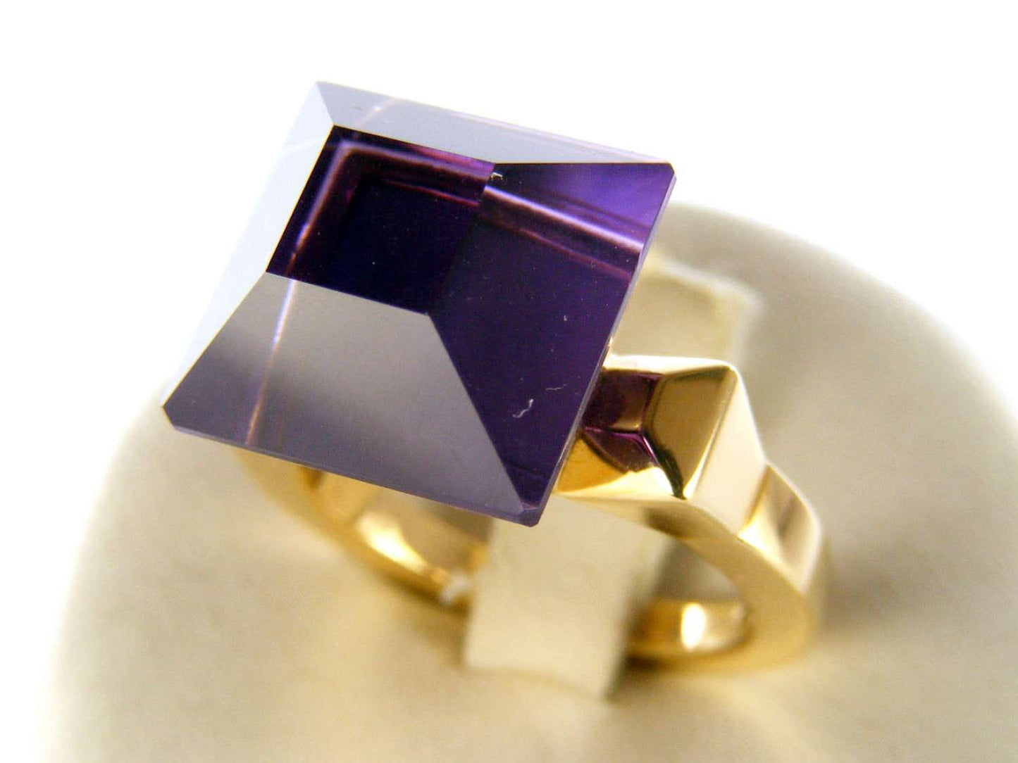 GUCCI RING CHIODO IN 18KT YELLOW GOLD AND AMETHYST