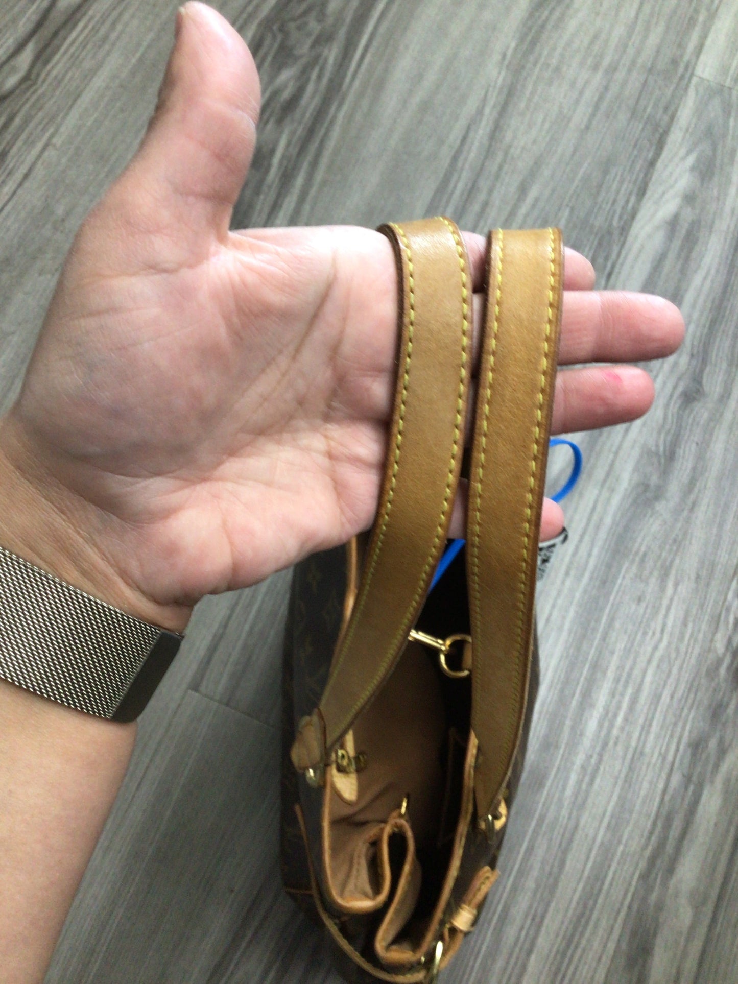 Handbag Luxury Designer By Louis Vuitton Size: Medium