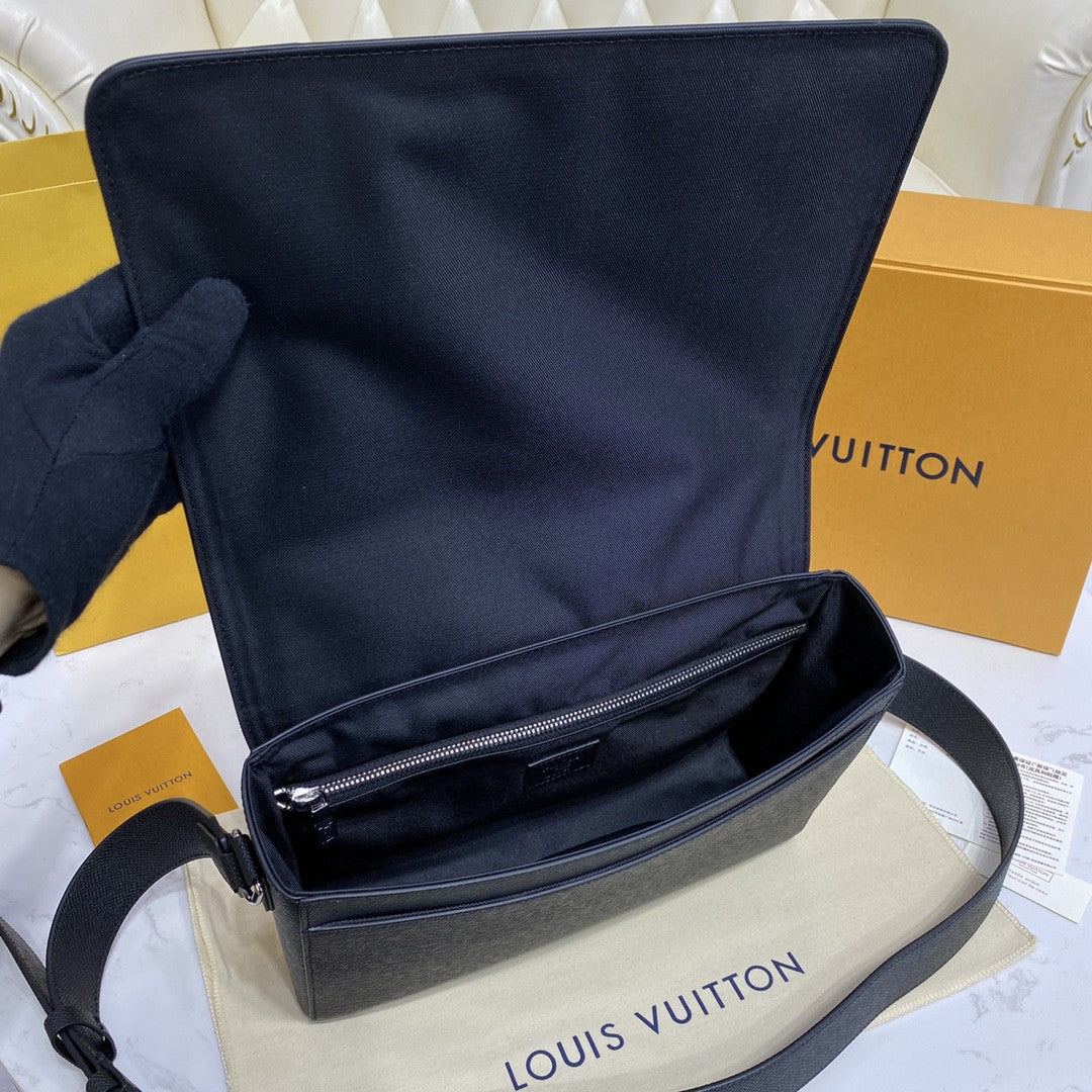 Top Quality New Flap Messenger Bag Taiga Black For Men, Bags, Shoulder And Crossbody Bags 11.1in/28.3cm Top Quality M30807