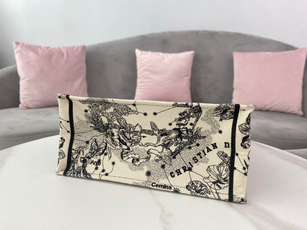 Top Quality MeTop Qualityum Book Tote White Multicolor , For Women, Womens Handbags 14in/36cm CD M1296ZRHZ_M941