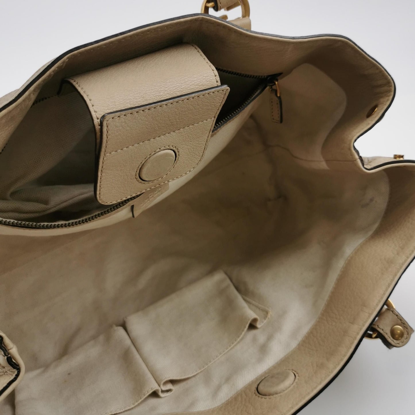 Gucci Interlocking G Logo Shoulder Bag in Leather