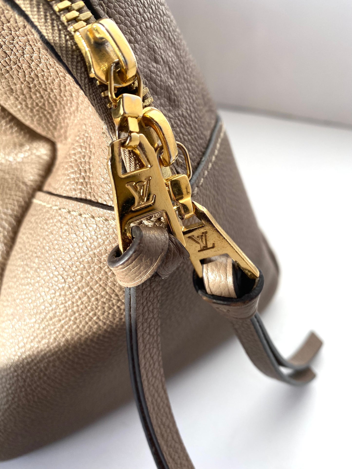 Handbag Designer By Louis Vuitton Size: Large