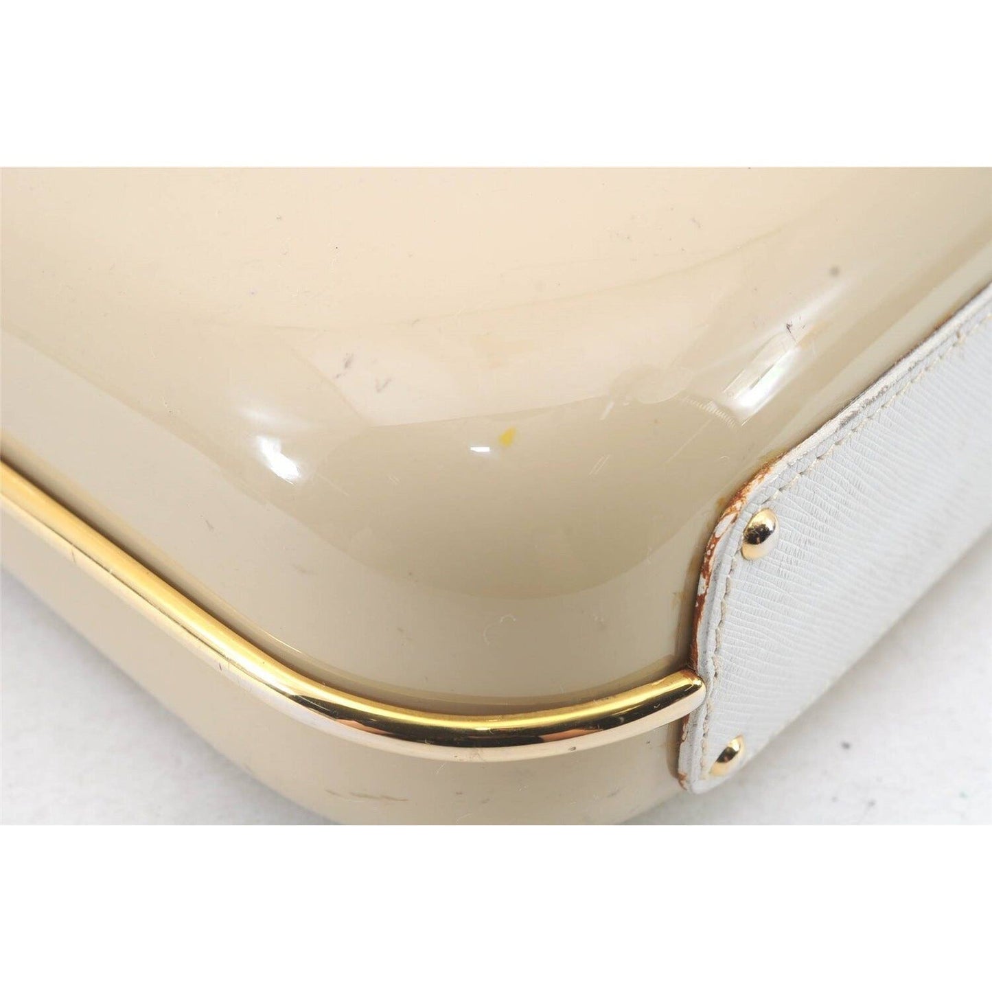 Gucci beige Lucite boxy, hard, clam shell style cross body/shoulder purse with a white leather flap top and gold horse-bit accents