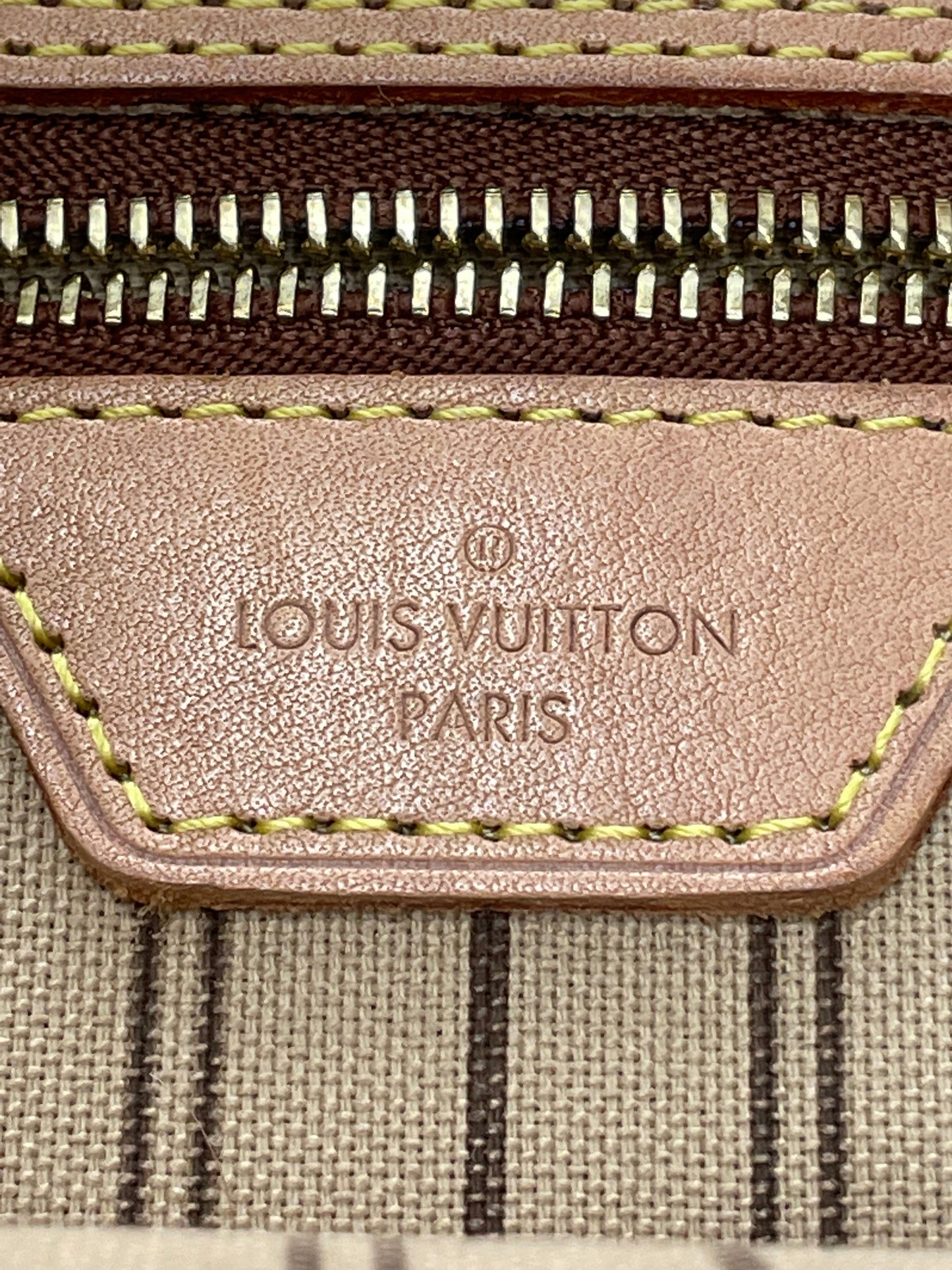 Handbag Luxury Designer By Louis Vuitton Size: Medium