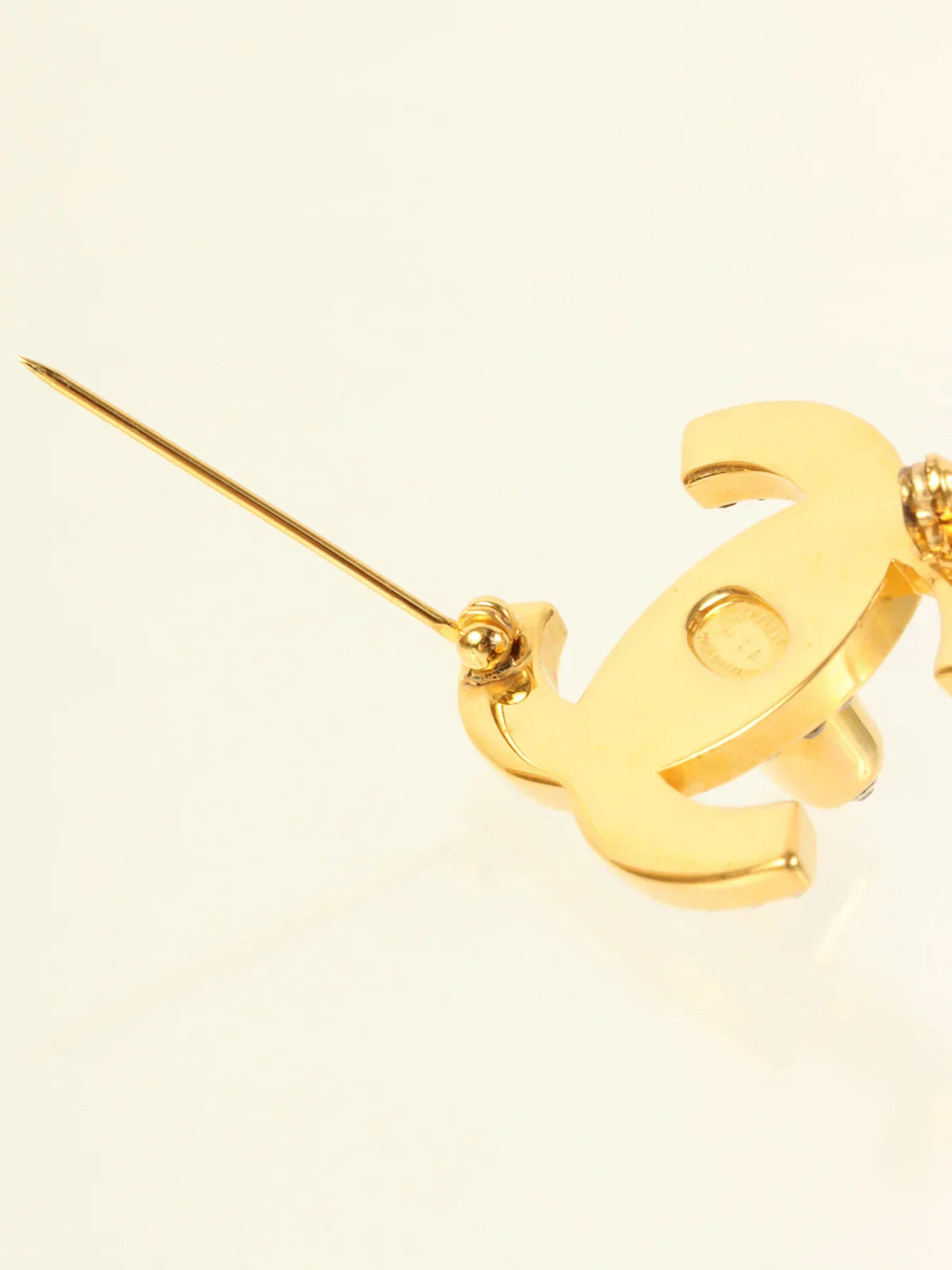 CHANEL 1996 Made Rhinestone Turn-Lock Brooch Gold