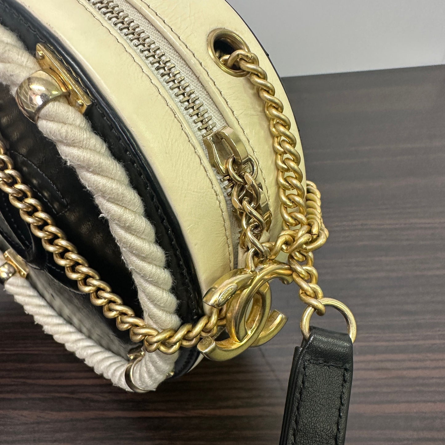 Chanel Black Crumpled Calfskin En Vogue Round Bag Chanel LB125424