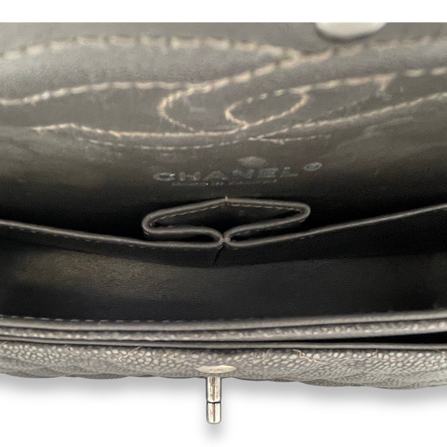Chanel Timeless Classic Flap Medium Shoulder bag in Caviar leather, Gunmetal Hardware C2406044CH
