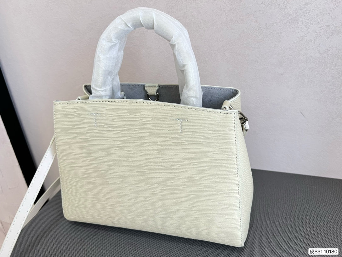 EN - New 1:1 rep Lux Bags LUV 561
