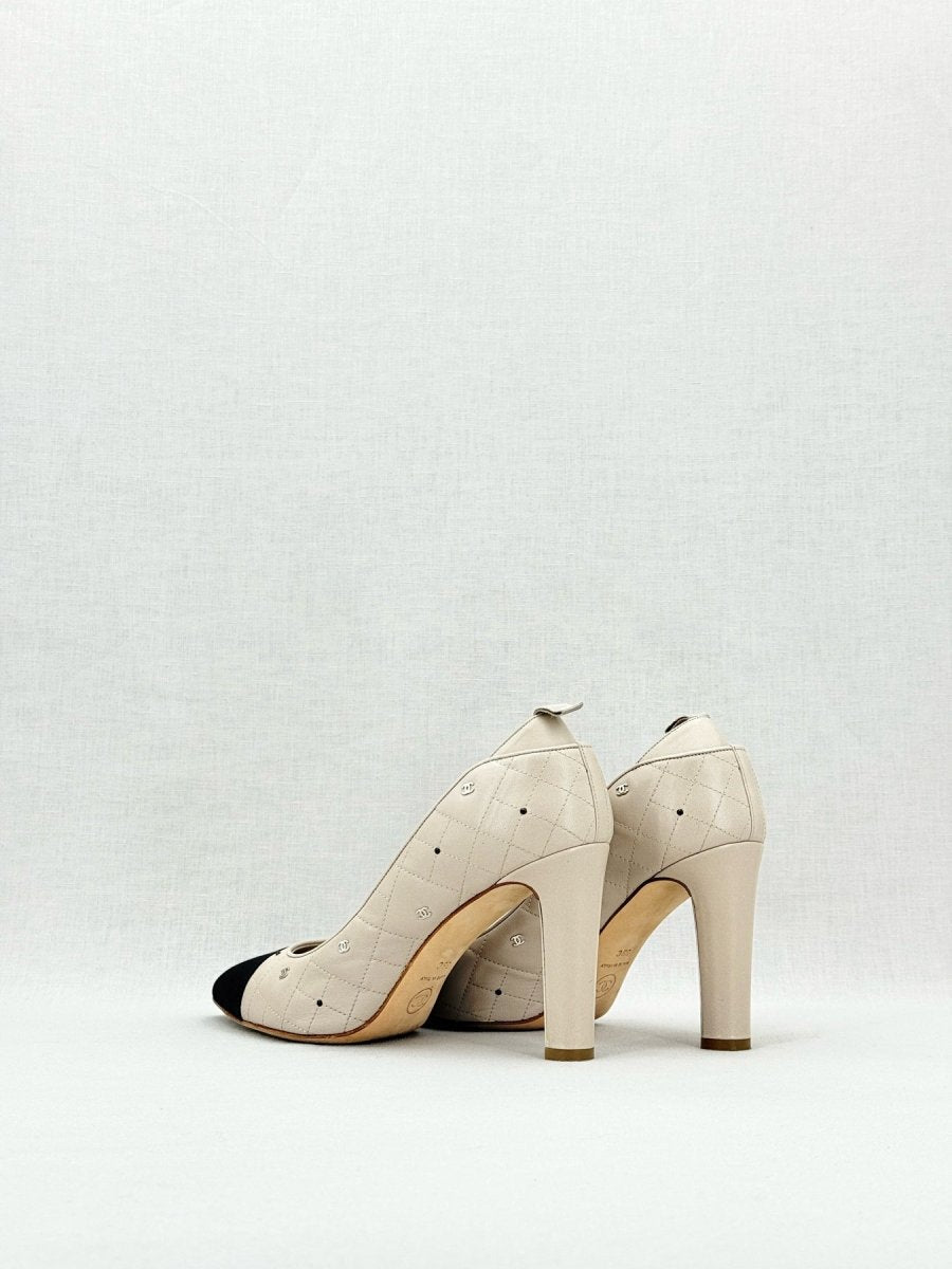 CHANEL CC Charms Off-white w/ Black Size EU 39 Pumps