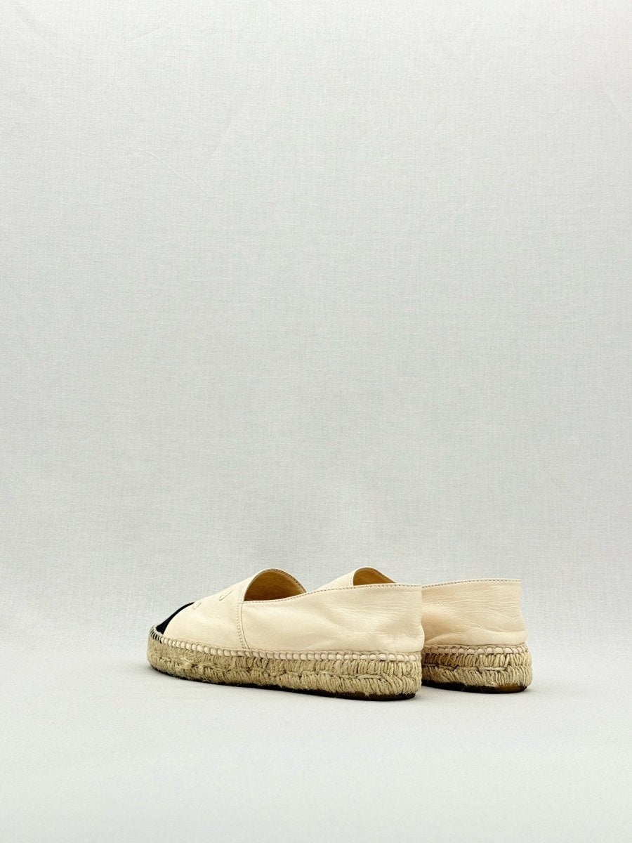 CHANEL Espadrille Off-white CC Logo Size EU 39 Flats