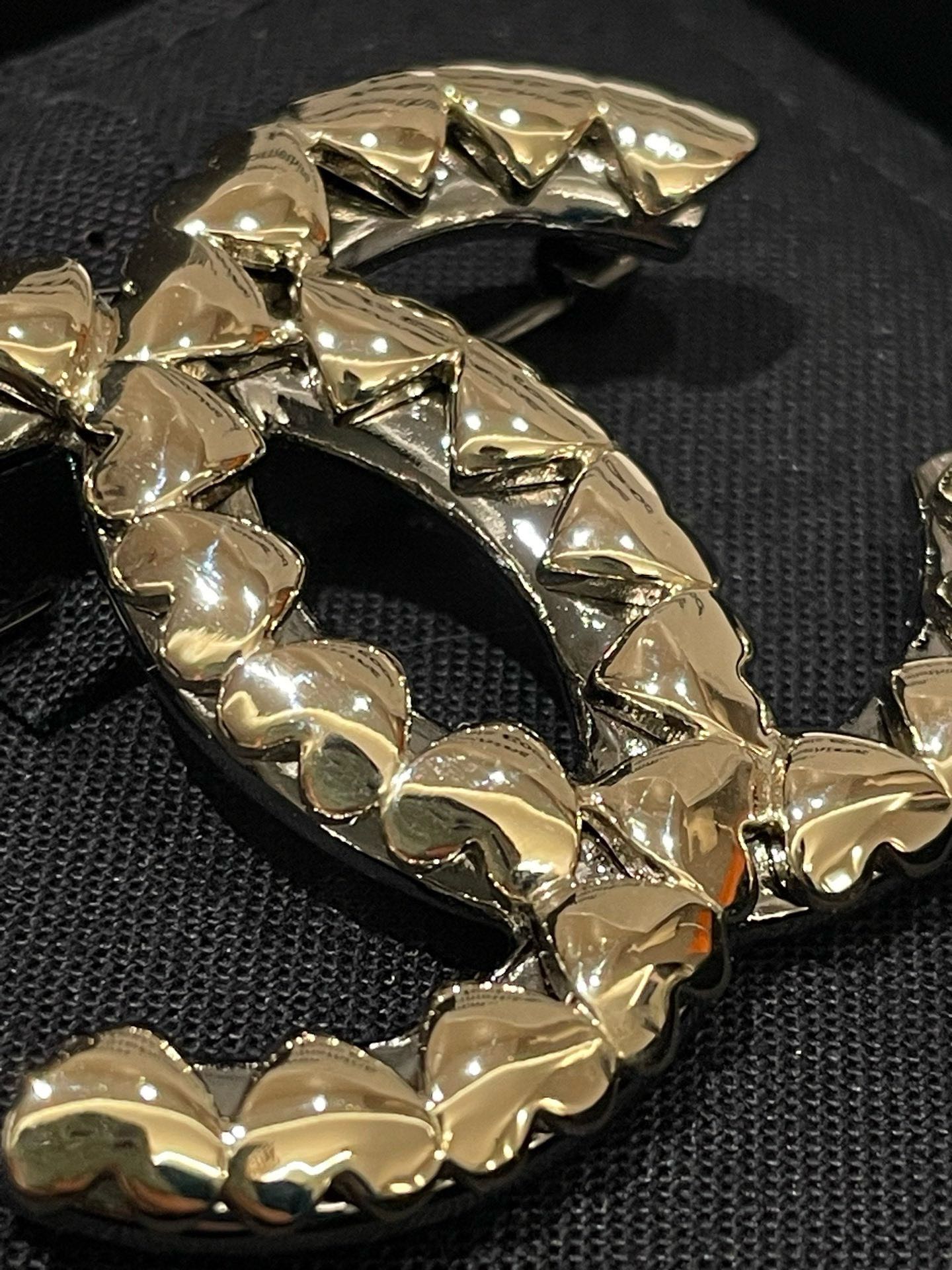 Chanel 22B CC Heart Brooch Gold Brooches