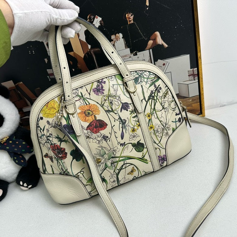 ??New pre loved Gucci Shell bag White flower()