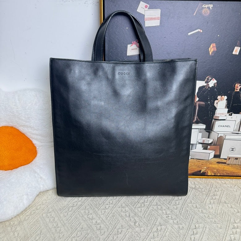 ??New pre loved Gucci Black full-grain leather handbag??