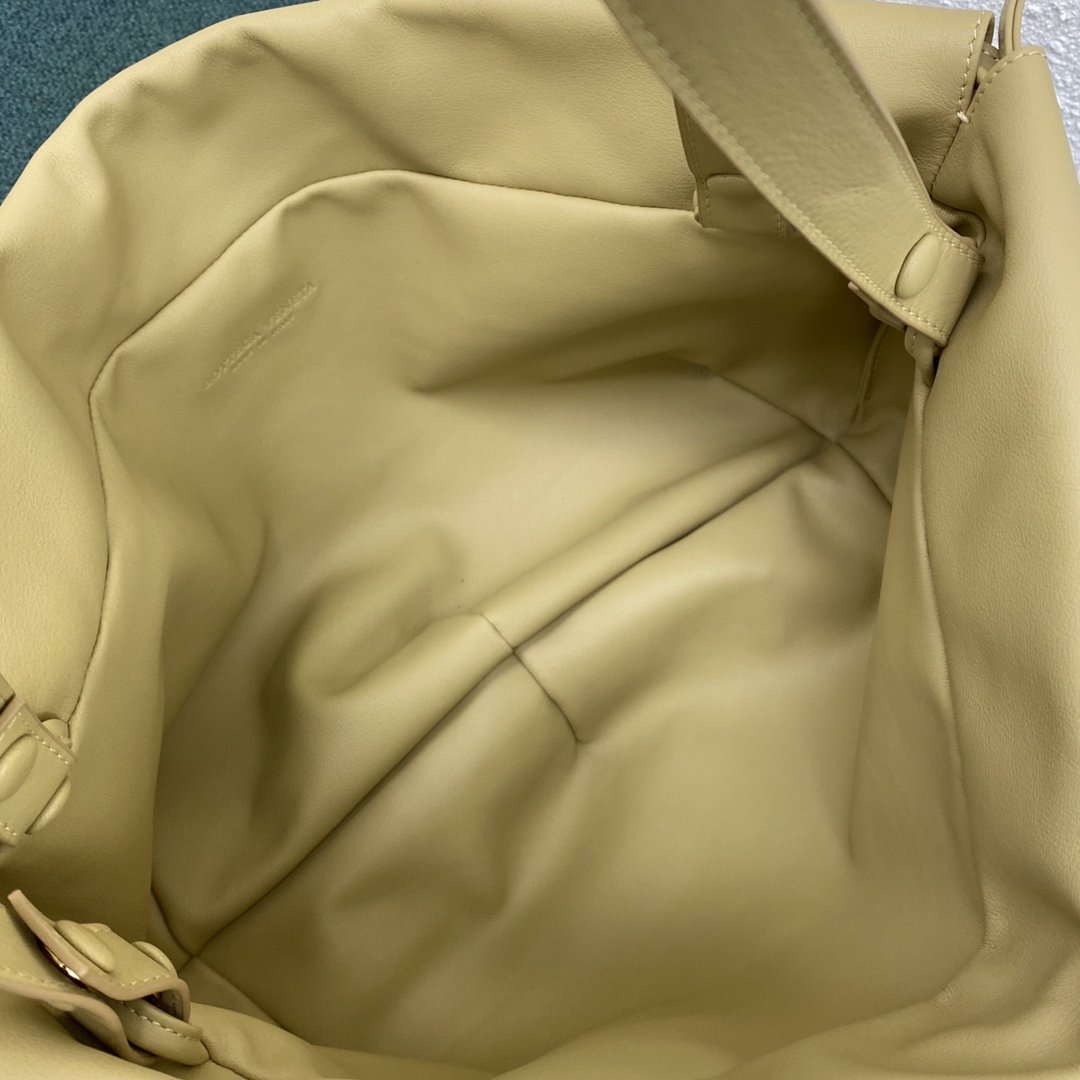 Top Quality MeTop Qualityum Pouch Beige, For Women, Women’s Bags 15.7in/40cm