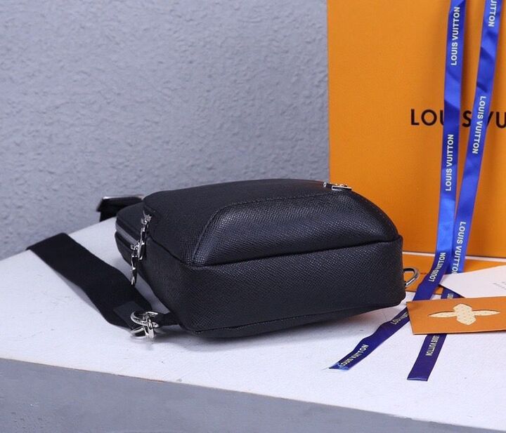 Top Quality Avenue Sling Bag Taiga Black For Men, Bags, Messenger And Crossbody Bags 12.2in/31cm Top Quality M30443