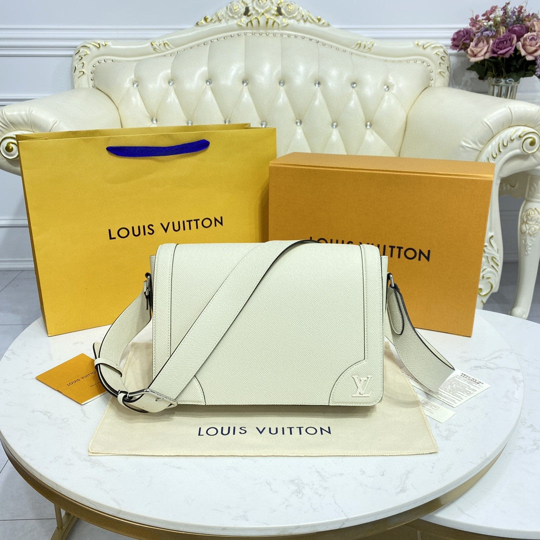 Top Quality New Flap Messenger Bag Taiga White For Men, Bags, Shoulder And Crossbody Bags 11.1in/28.3cm Top Quality 