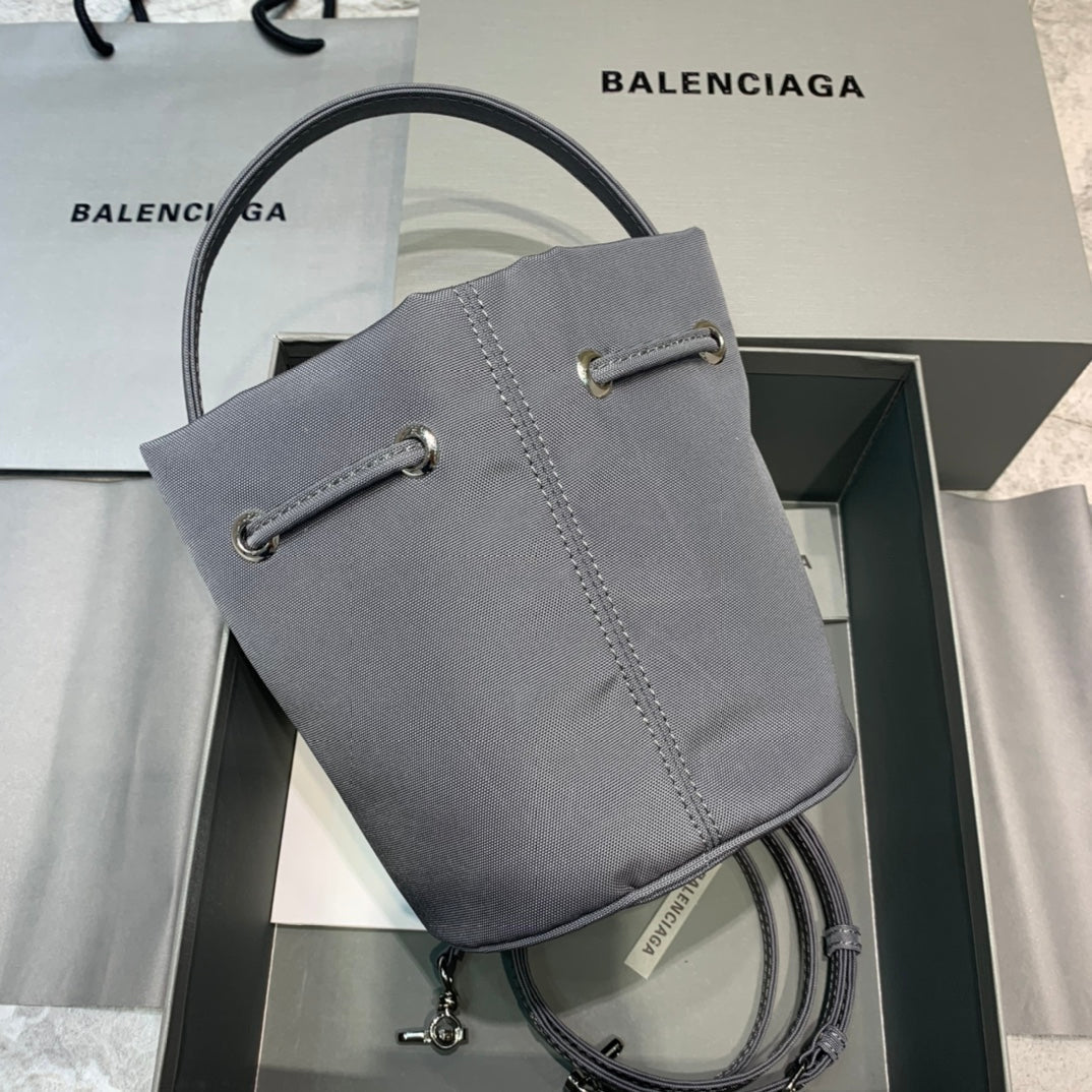 Top Quality Le Cagole MeTop Qualityum Bucket Bag In Gray, For Women,  Bags 11.8in/30cm