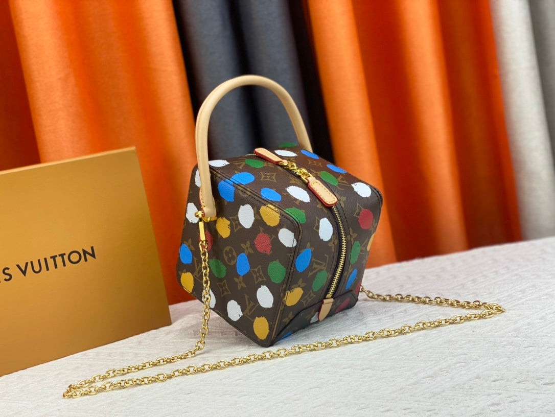 EN - New 1:1 rep  Bags LUV 679