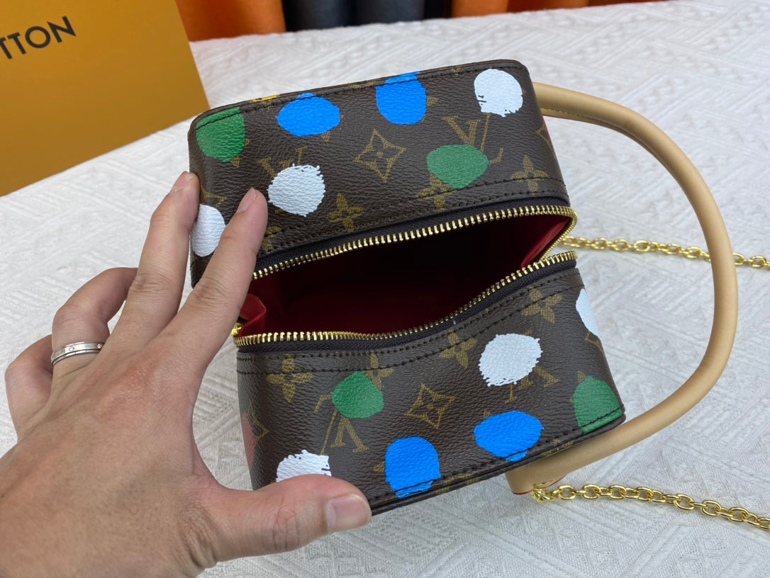 EN - New 1:1 rep  Bags LUV 679