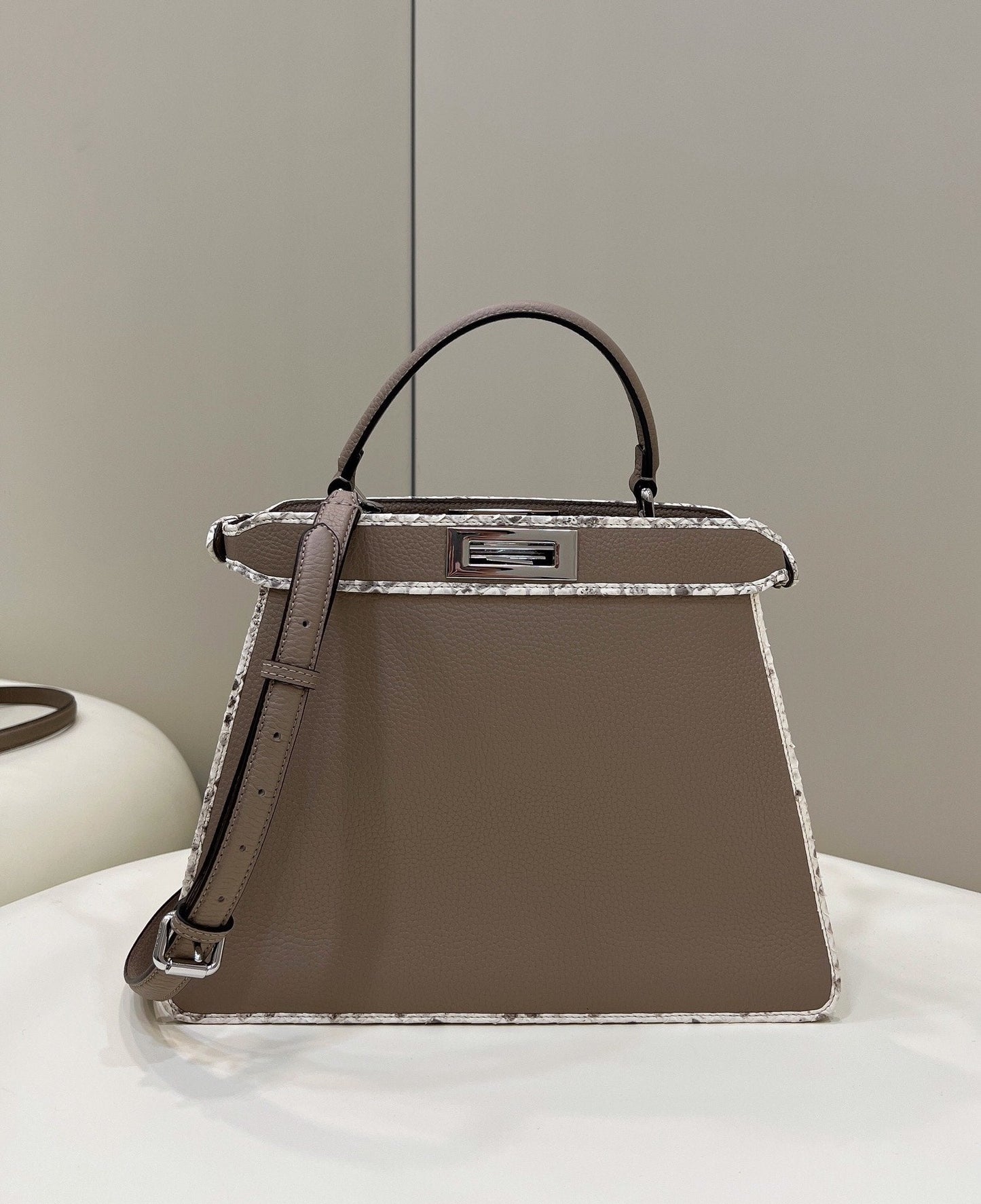 FI Top Quality ISeeU MeTop Qualityum Greige For Women, Handbags, Shoulder Bag 13.1in/33.5cm FF