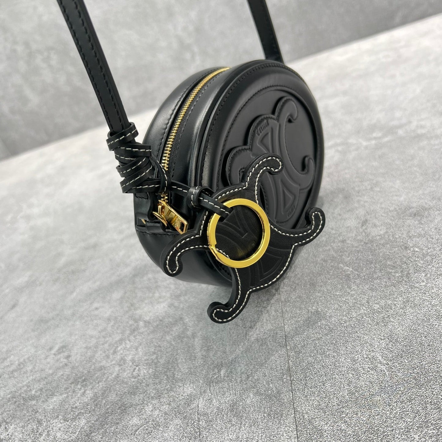 Top Quality Crossbody Oval Purse Cuir Triomphe Black For Women 6in/16cm 10I703DPQ.38NO