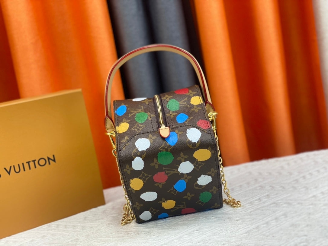 EN - New 1:1 rep  Bags LUV 679