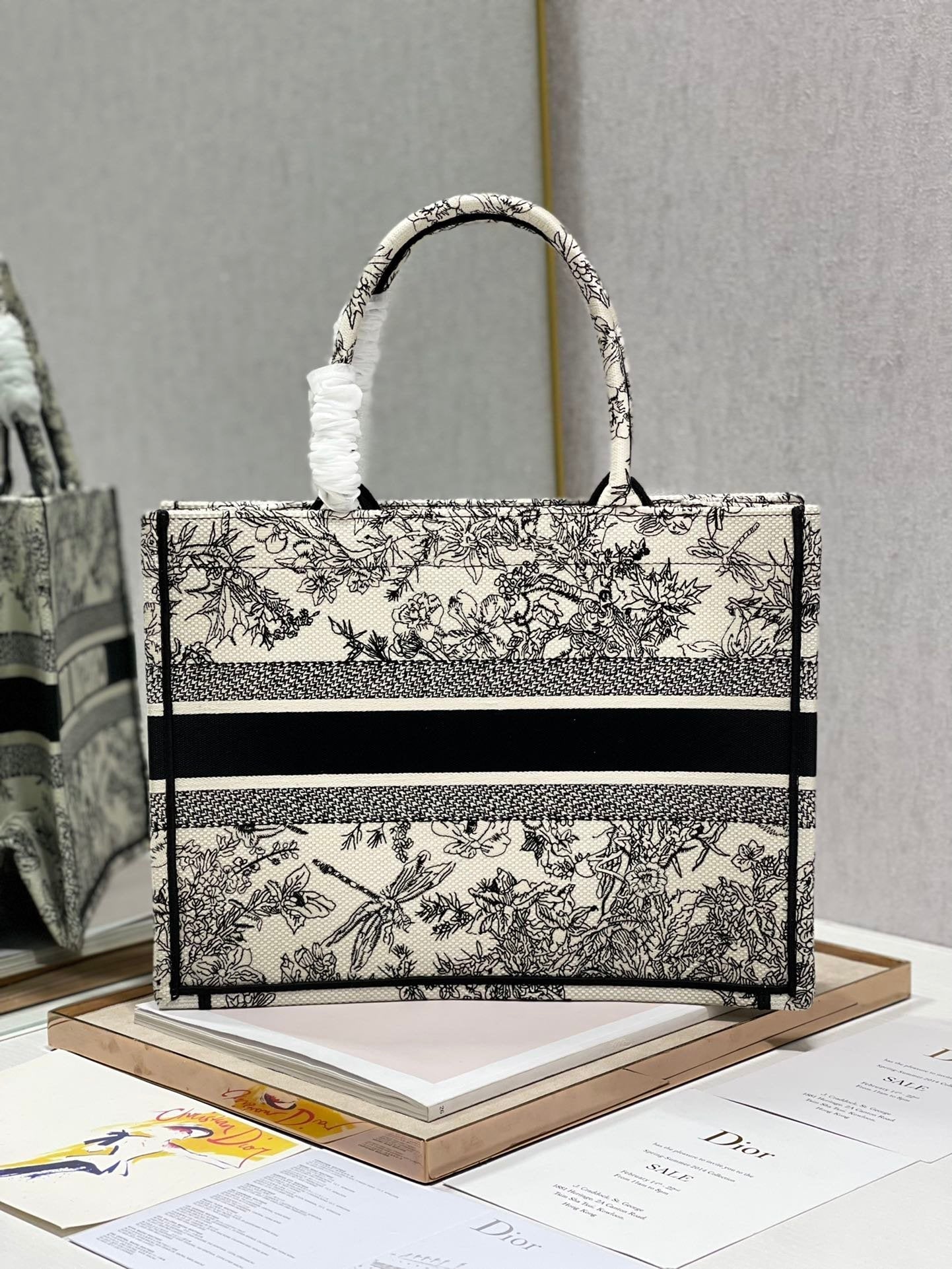 Top Quality MeTop Qualityum Book Tote Blue Toile de Jouy Flowers Embroidery, Blue/White, For Women Womens Handbags, Shoulder Bags, 36cm CD