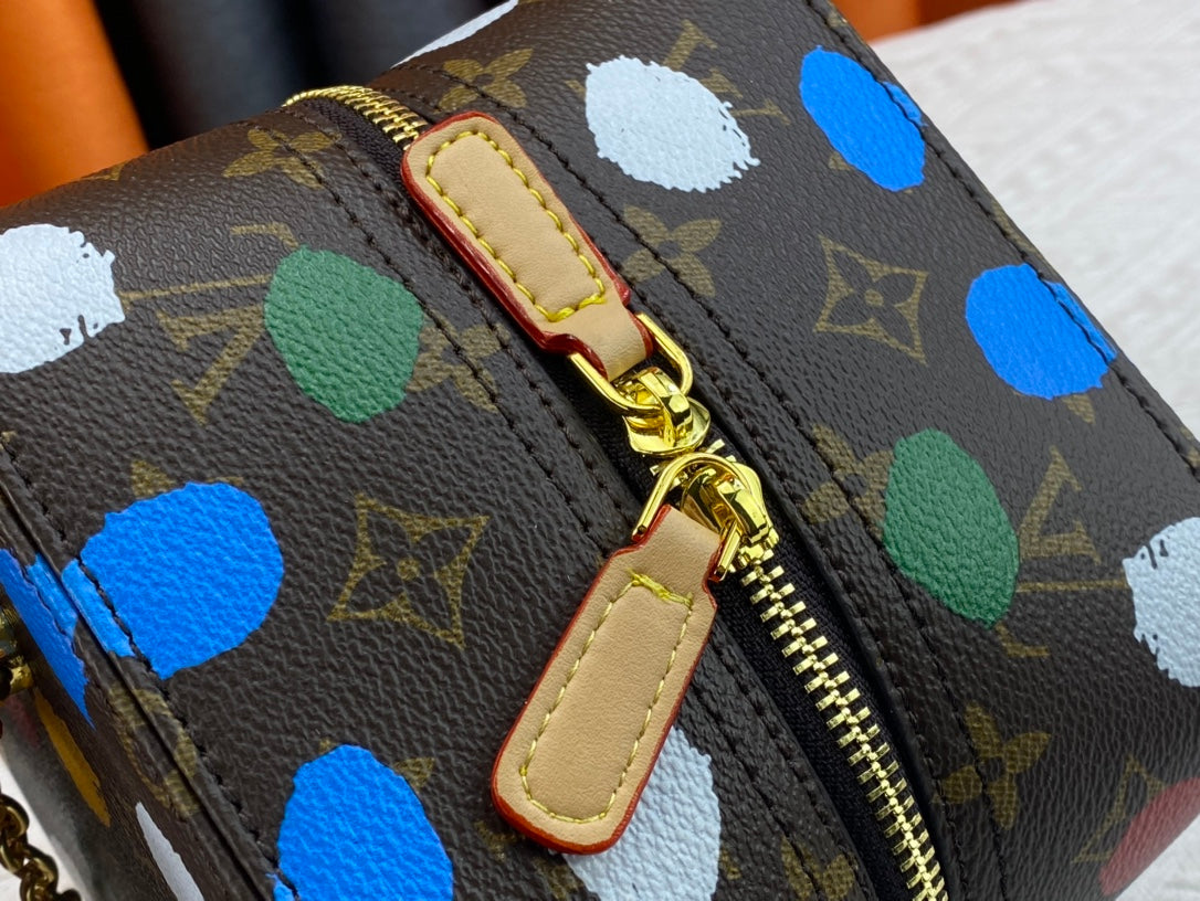 EN - New 1:1 rep  Bags LUV 679