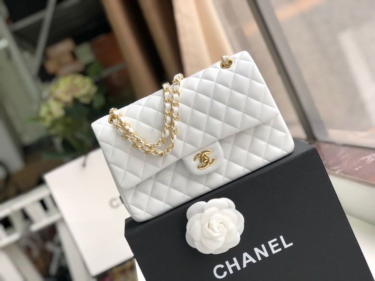 CHL Classic Handbag Gold Toned Hardware White For Women, Women’s Bags, Shoulder And Crossbody Bags 10in/26cm A01112