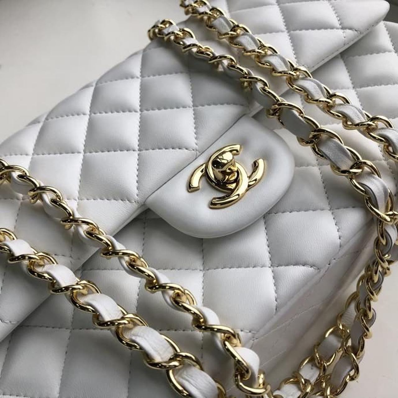 CHL Classic Handbag Gold Toned Hardware White For Women, Women’s Bags, Shoulder And Crossbody Bags 10in/26cm A01112