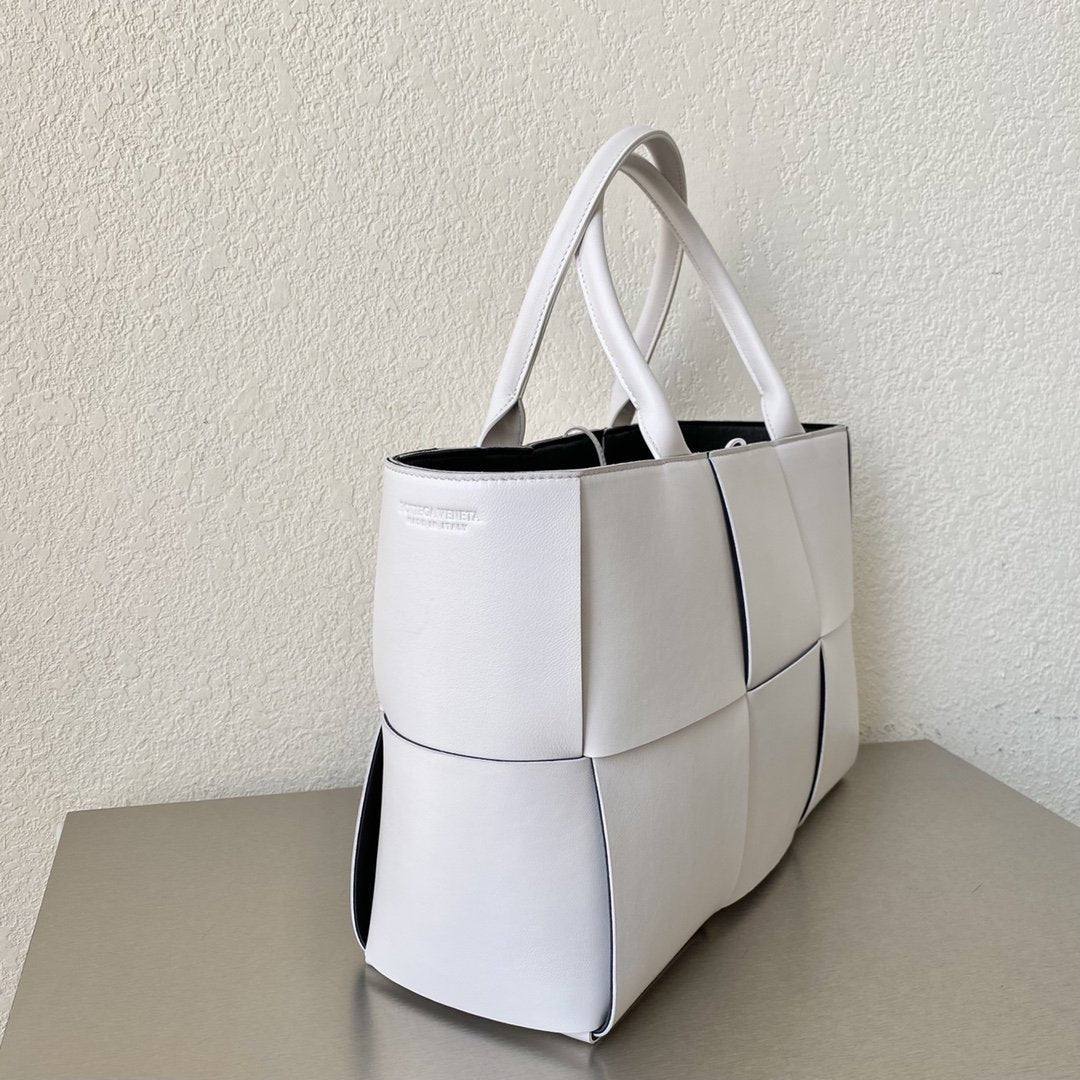 Top Quality Arco Tote Bag For Women 16.14in/41cm In White 609175VMAY39041