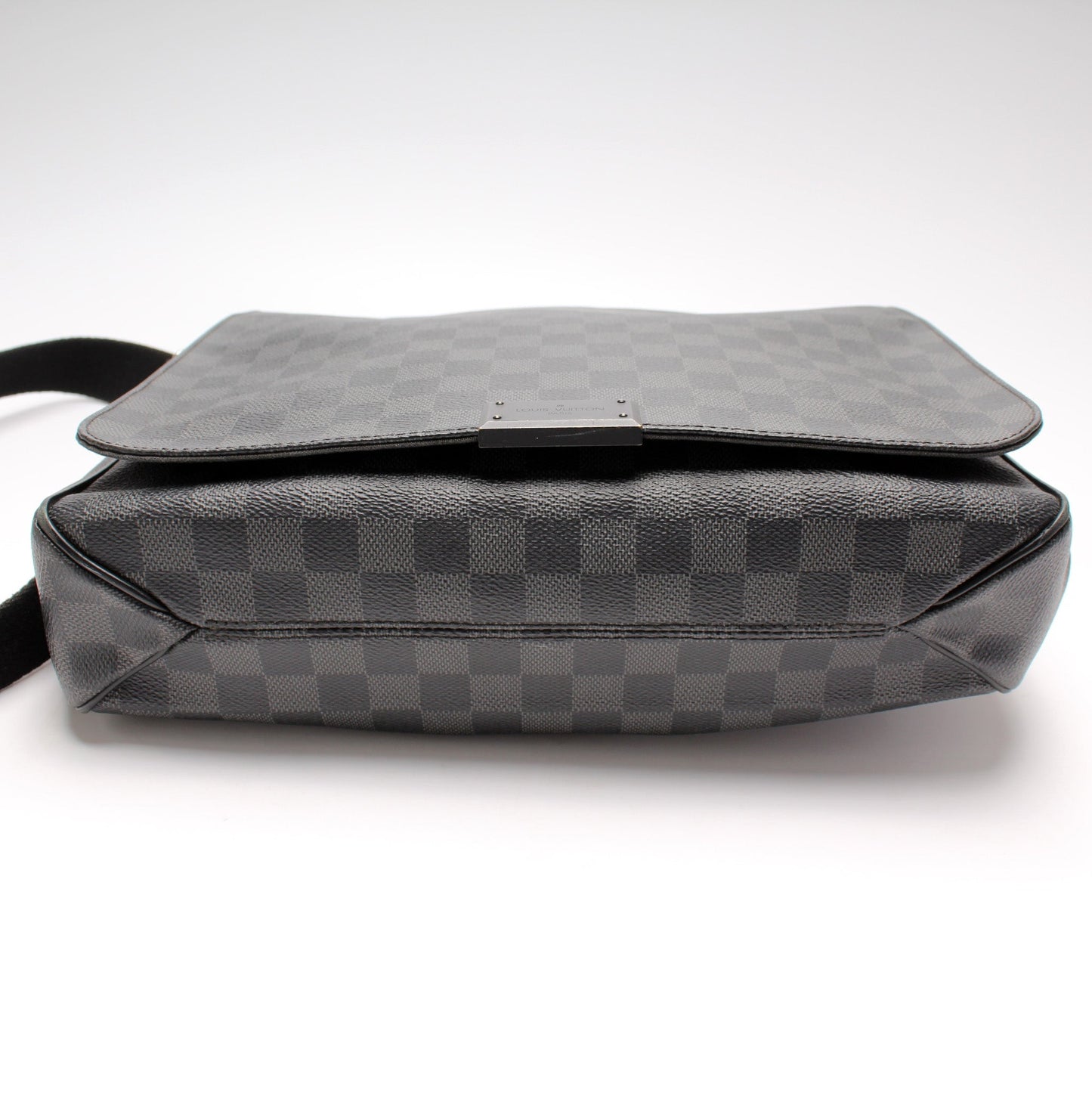 Louis Vuitton District MM Damier Graphite