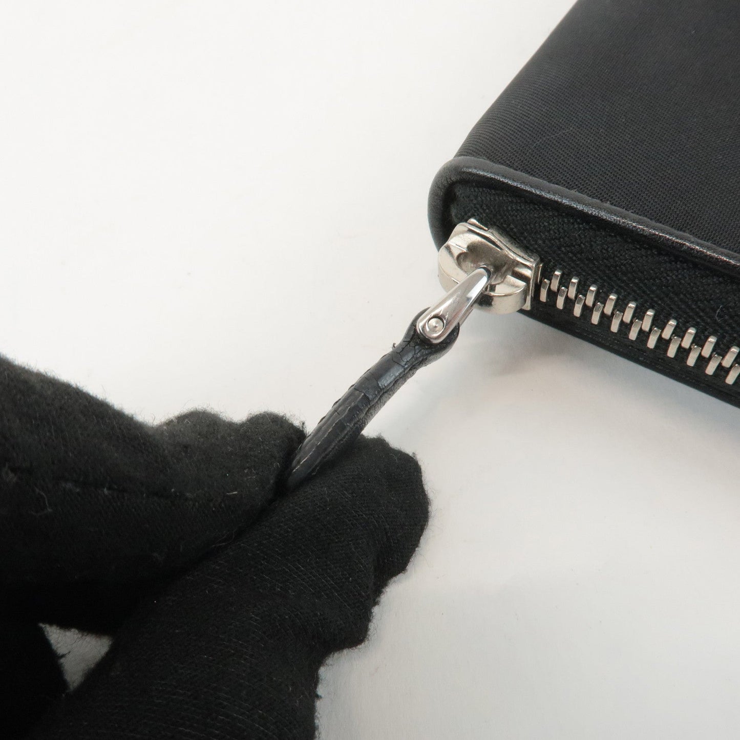 PRADA Logo Leather Round Zip Wallet Bijou Black  d