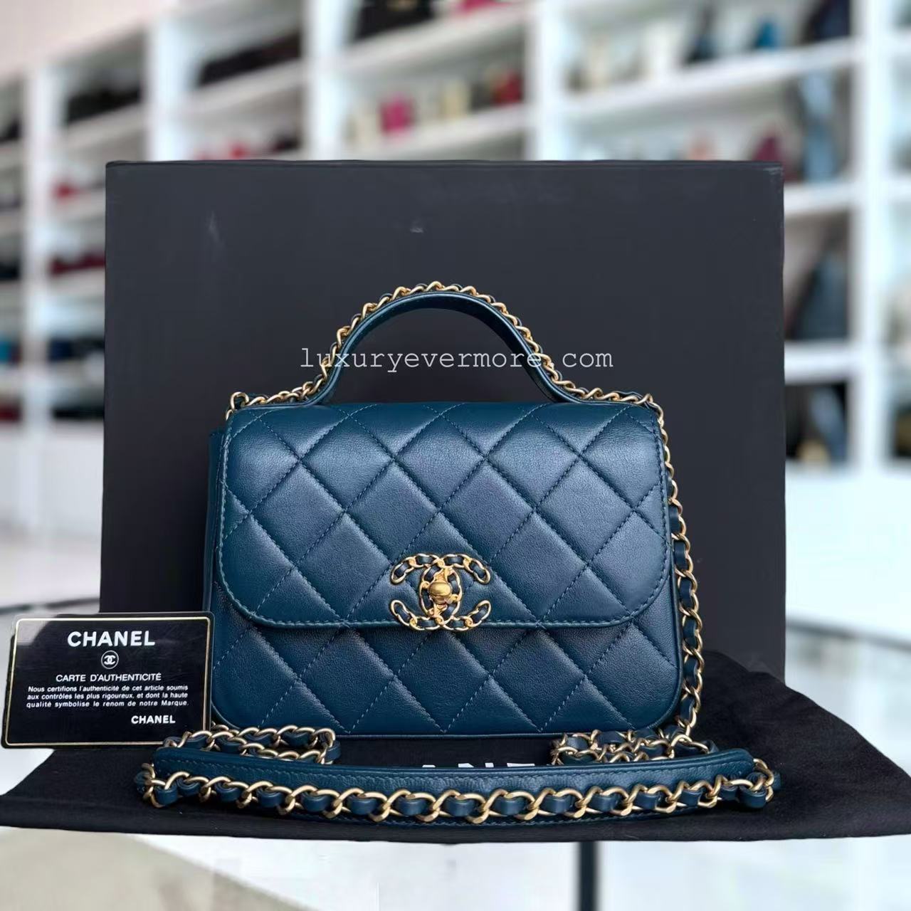 *Un d* Chanel 19 Flap - C19 With Top Handle 19 Bag Quilted Lambskin Blue Gold Hardware Series 28
