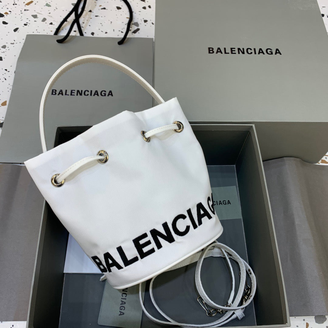 Top Quality Le Cagole MeTop Qualityum Bucket Bag In White, For Women,  Bags 11.8in/30cm