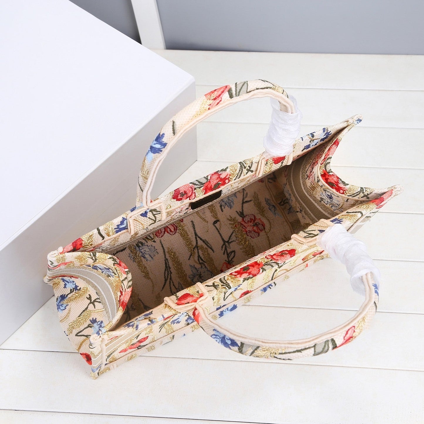 Top Quality MeTop Qualityum Book Tote Beige For Women 36cm/16.5in CD