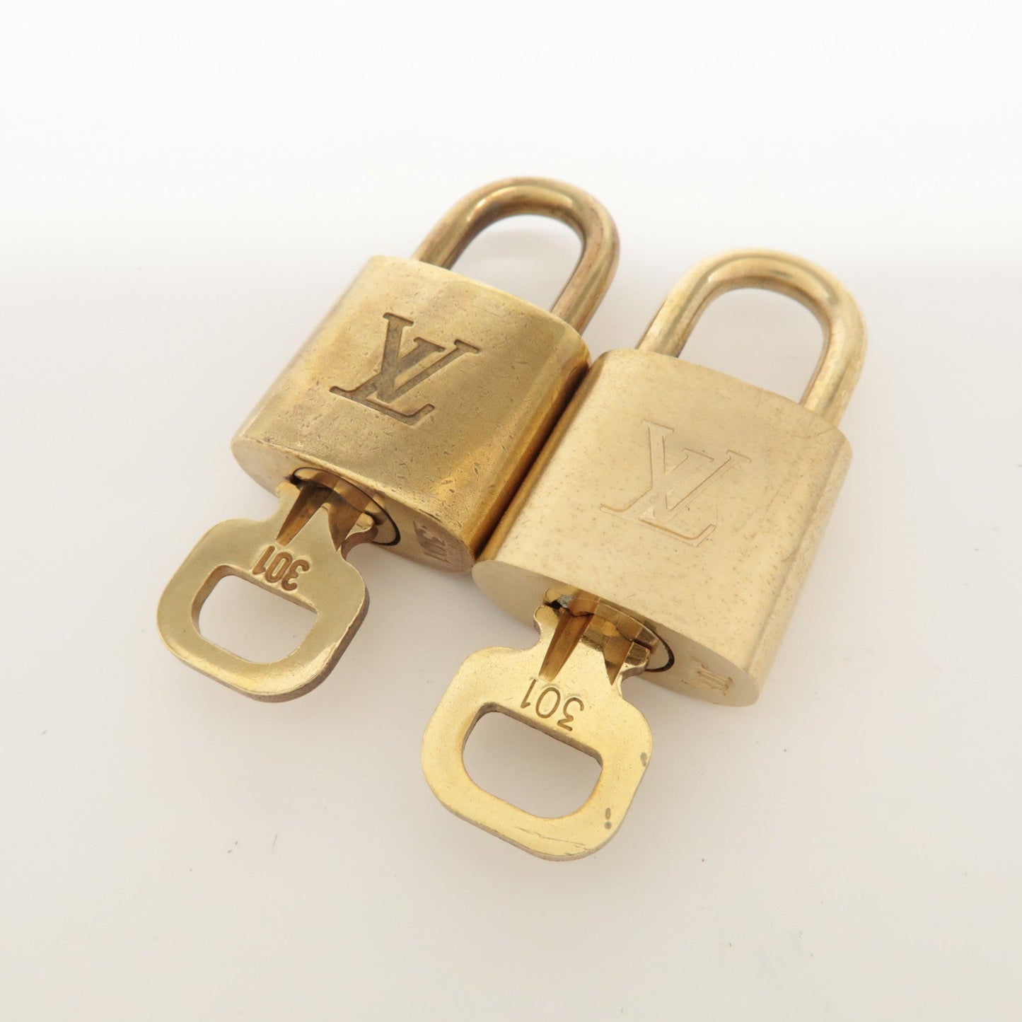 Louis Vuitton Set of 10 Lock & Key Cadena Key Lock Metal Gold  d