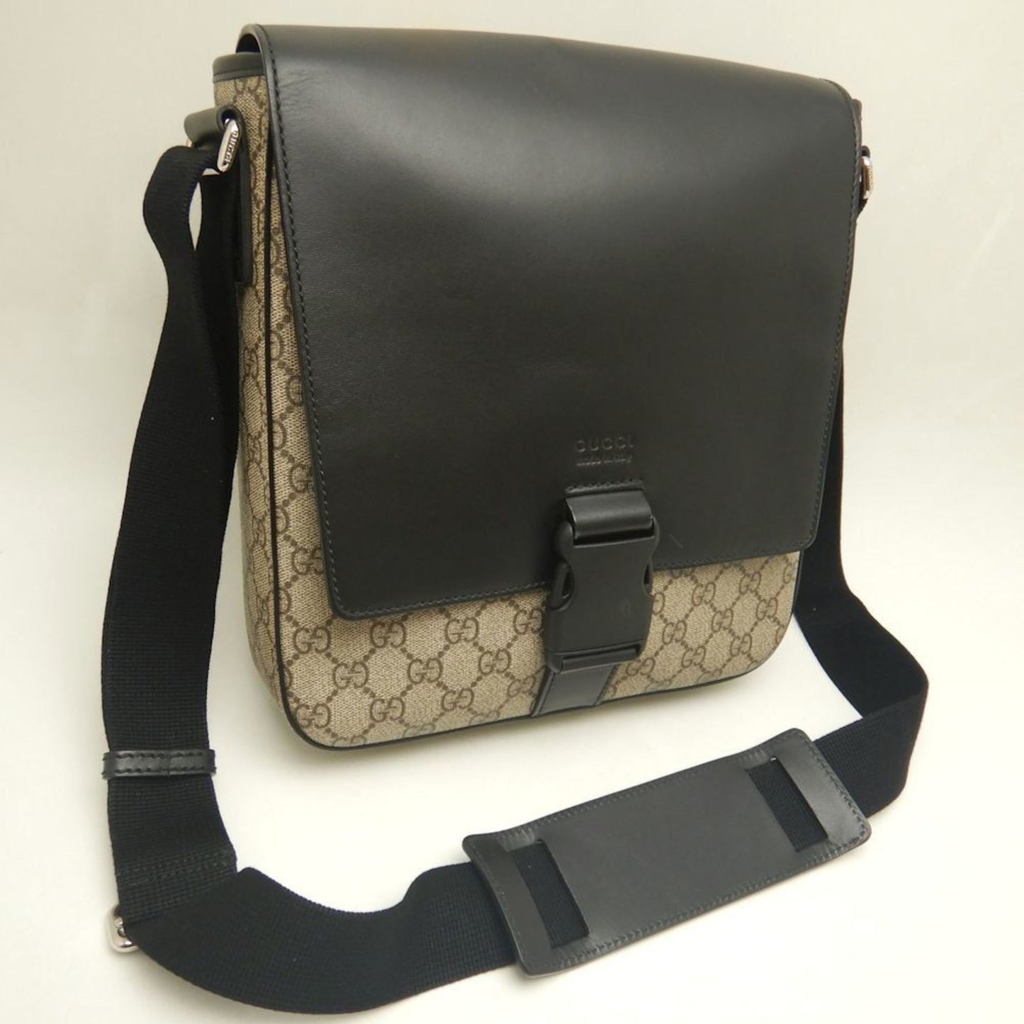 Gucci Beige Black Gg Supreme Shoulder Bag ( )