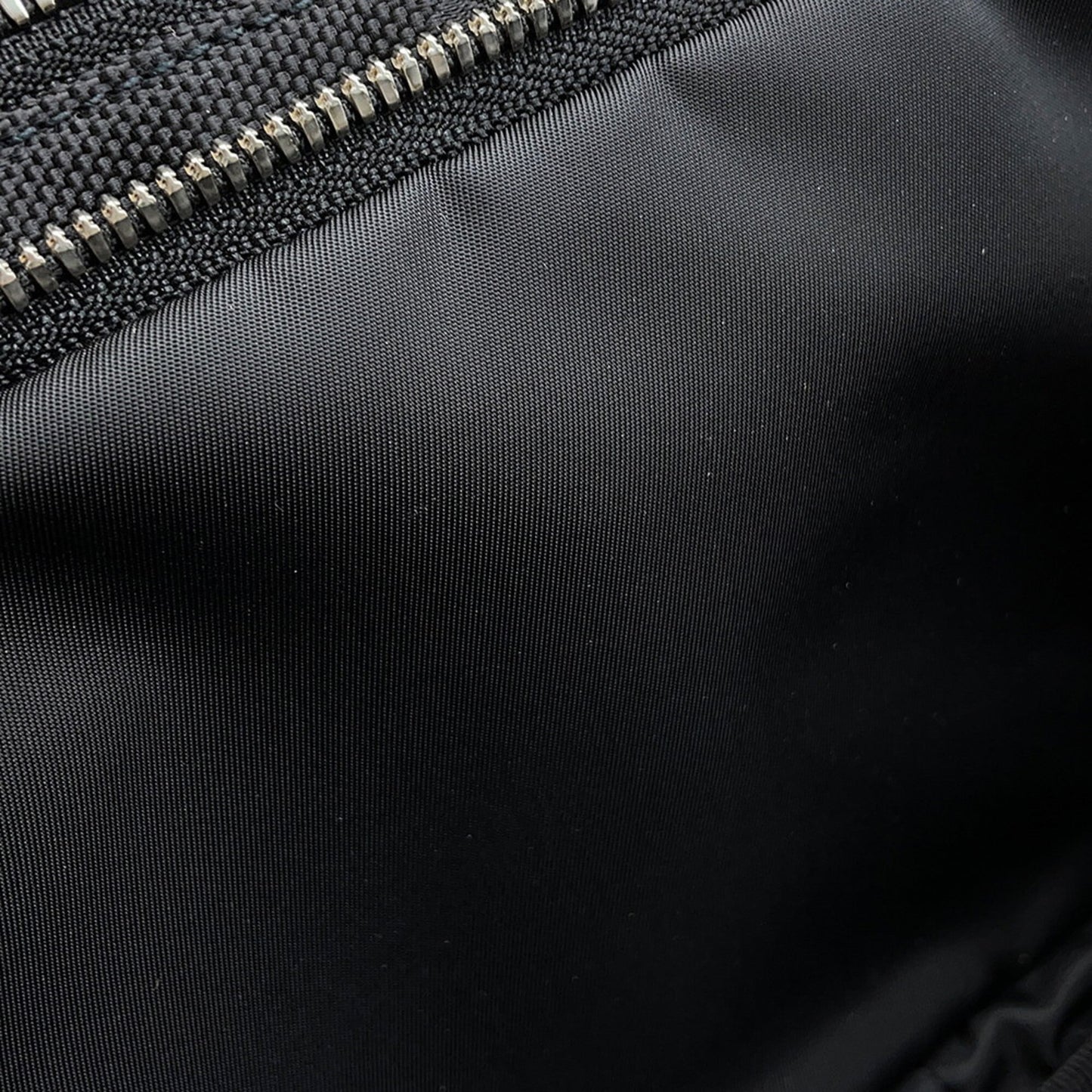 Gucci Black Nylon Sling Bag ( )