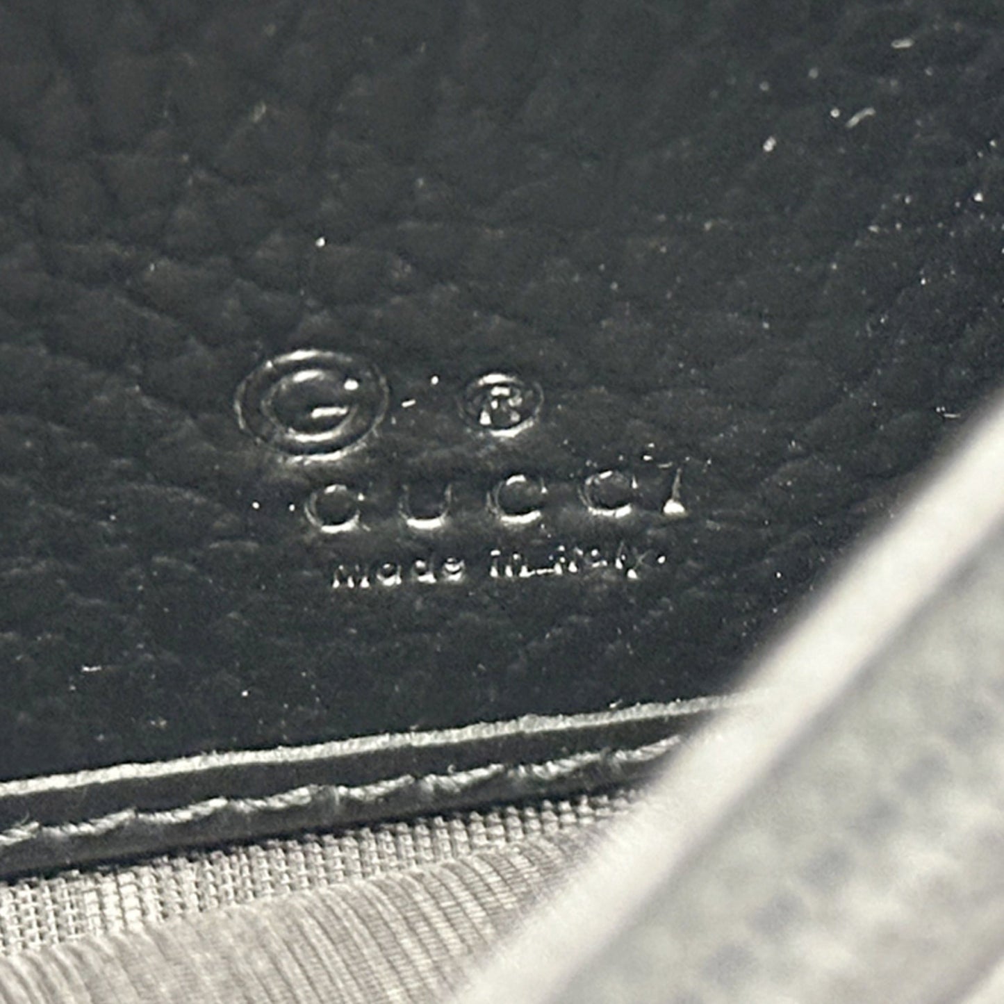 Gucci Black Leather Long Wallet (Tri-Fold) ( )