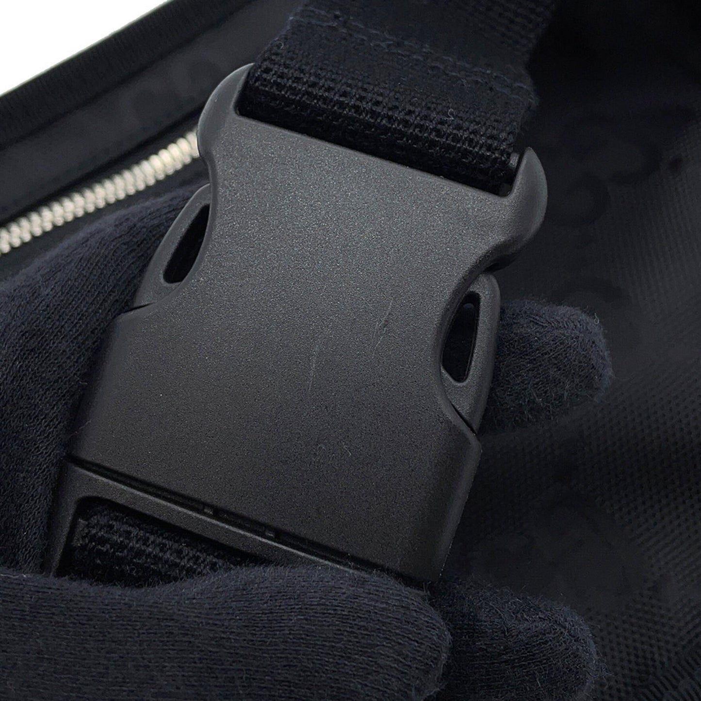 Gucci Black Nylon Sling Bag ( )