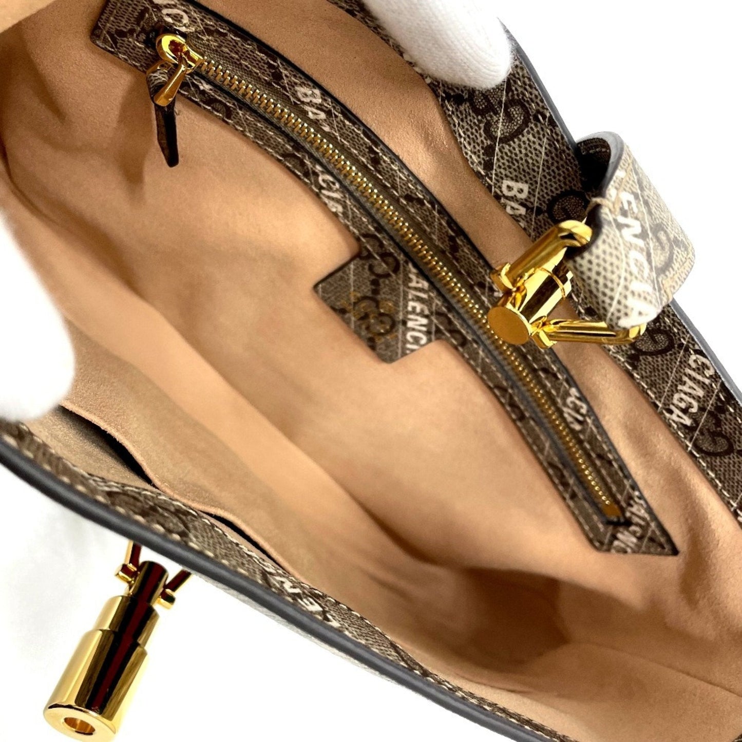 Gucci Beige Gg Supreme Handbag ( )