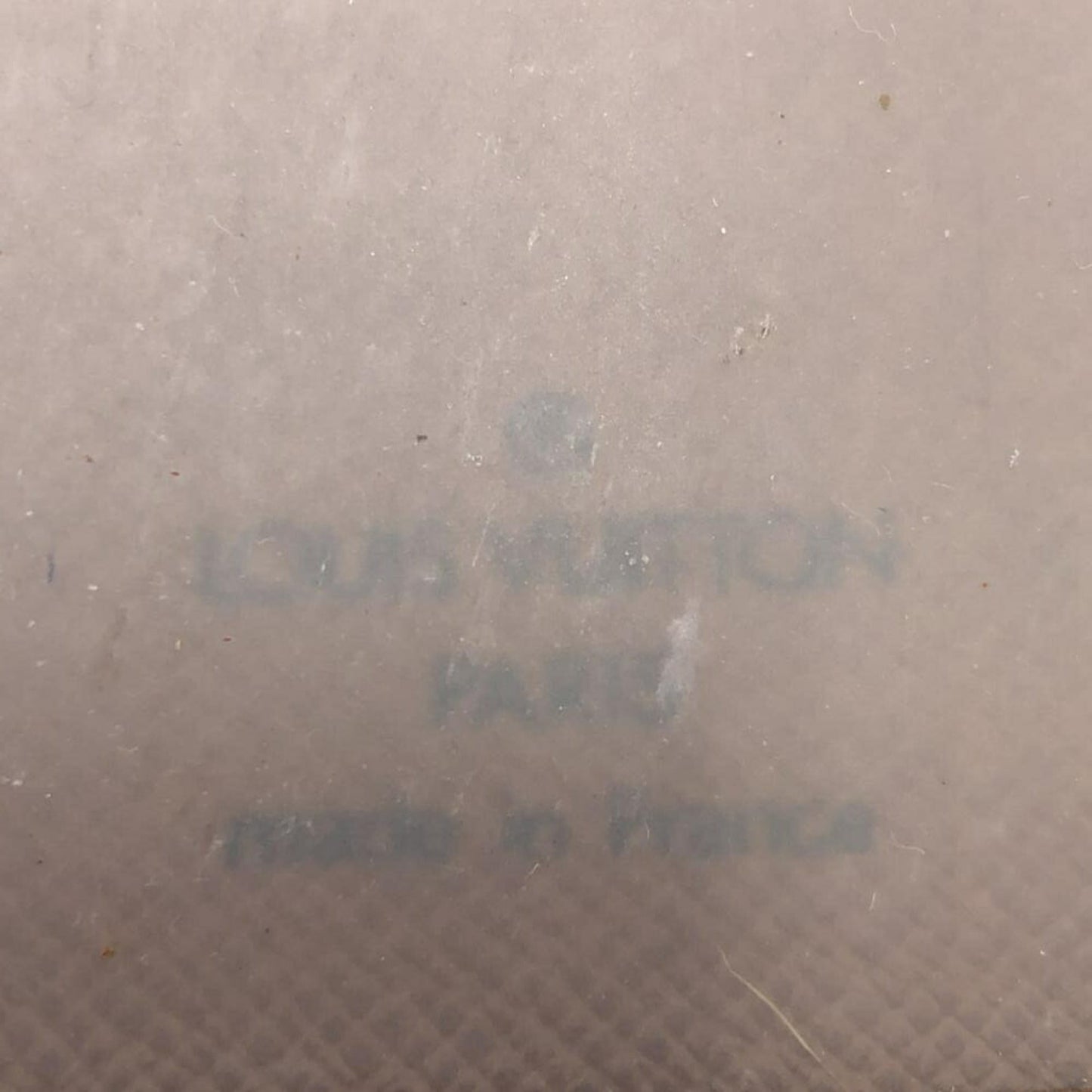 LOUIS VUITTON MB0072A Taiga Pass Case